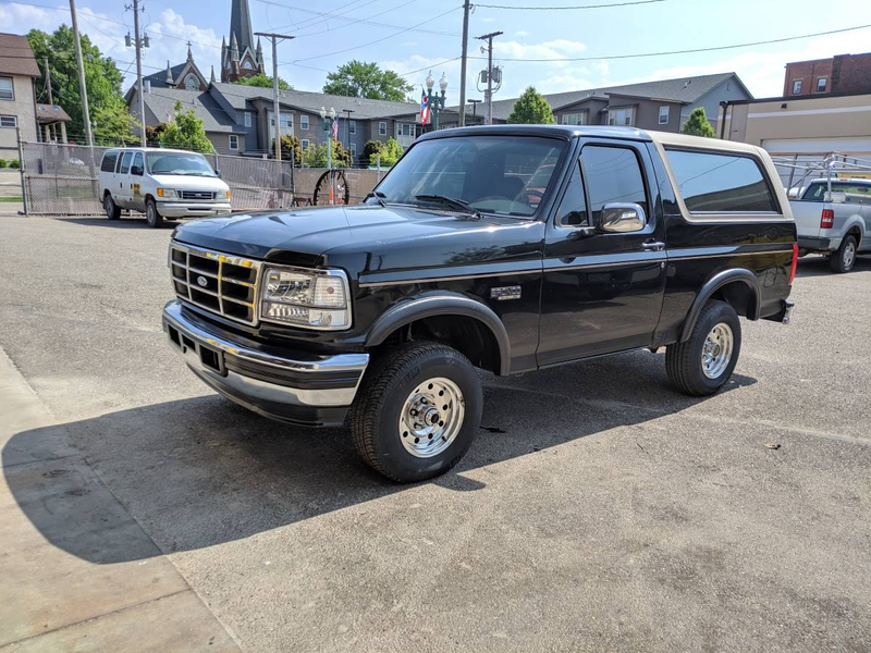 Illustration for article titled At $3,200, Could This 1996 Ford Bronco Eddie Bauer Edition Get You to Give a Buck?